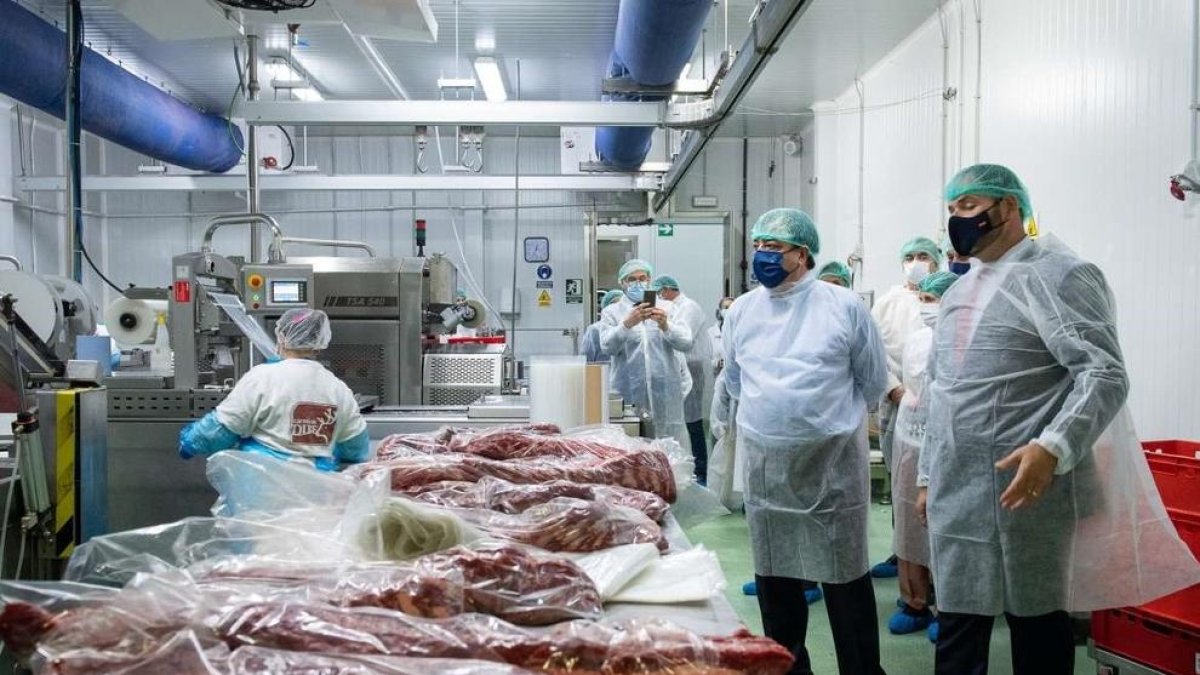 Imagen de una empresa cárnica en plena actividad.