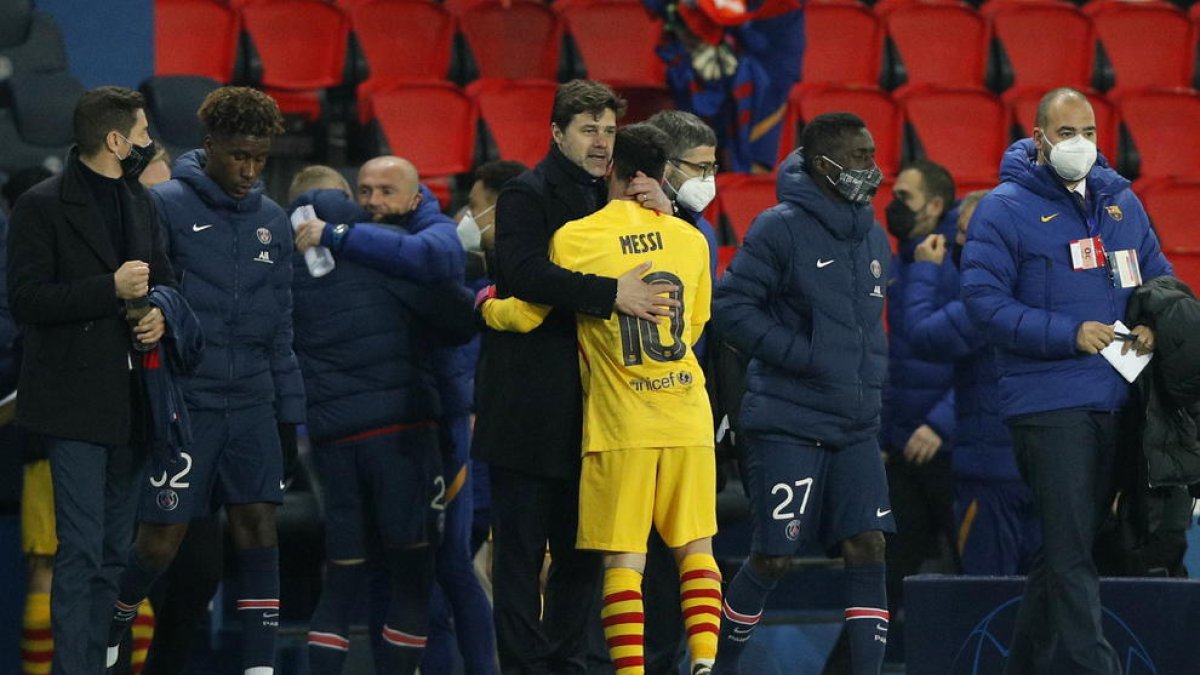 Pochettino s’abraça amb Messi durant un partit entre el PSG i el Barcelona.
