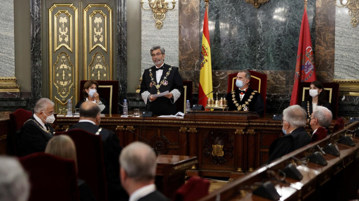 Carlos Lesmes, junto a Felipe VI y la Fiscal General del Estado, Dolores Delgado, en el acto de ayer.
