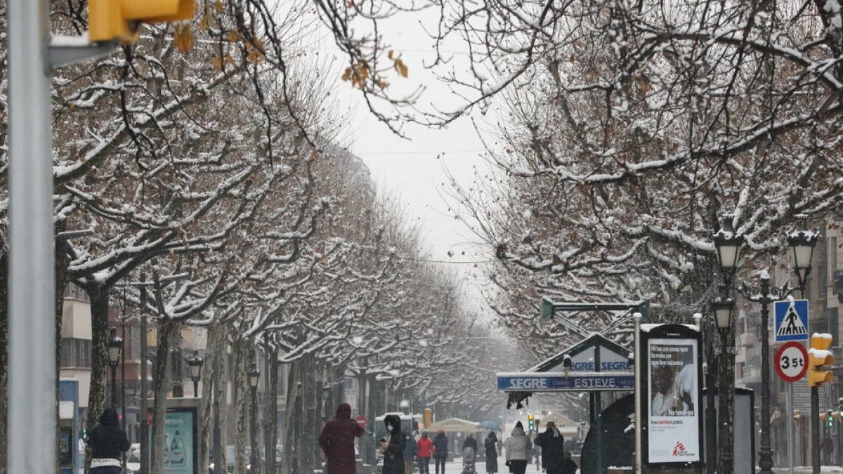 Imagen de la Rambla Ferran en Lleida ciudad, que ayer amaneció cubierta de nieve.
