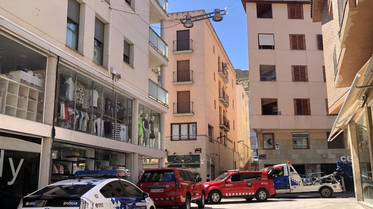 Efectius de Bombers i Urbana que van actuar ahir per l’ensorrament al carrer Magdalena.