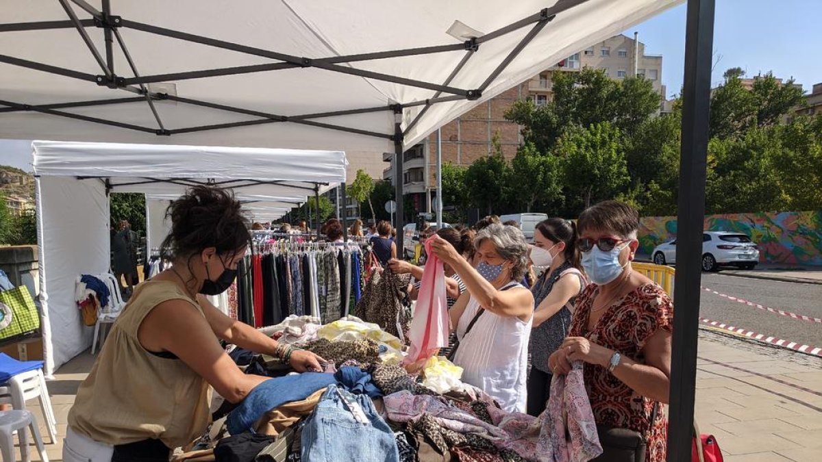 Compradors ahir en una de les parades del Mercat de les Rebaixes de Balaguer.