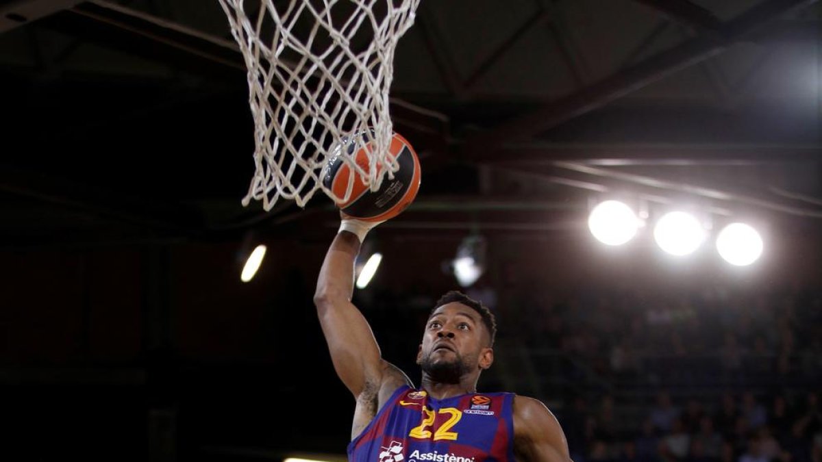 Cory Higgins se dispone a machacar la canasta.
