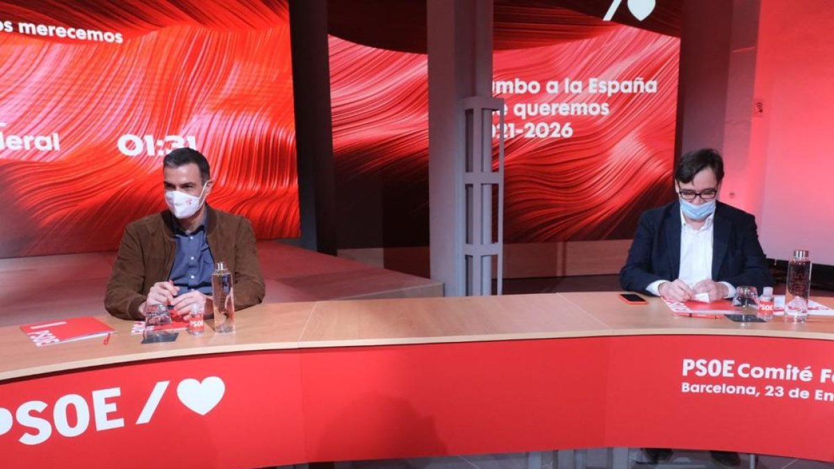 El jefe del Gobierno español, Pedro Sánchez, y Salvador Illa, ministro de Sanidad, ayer en Barcelona.