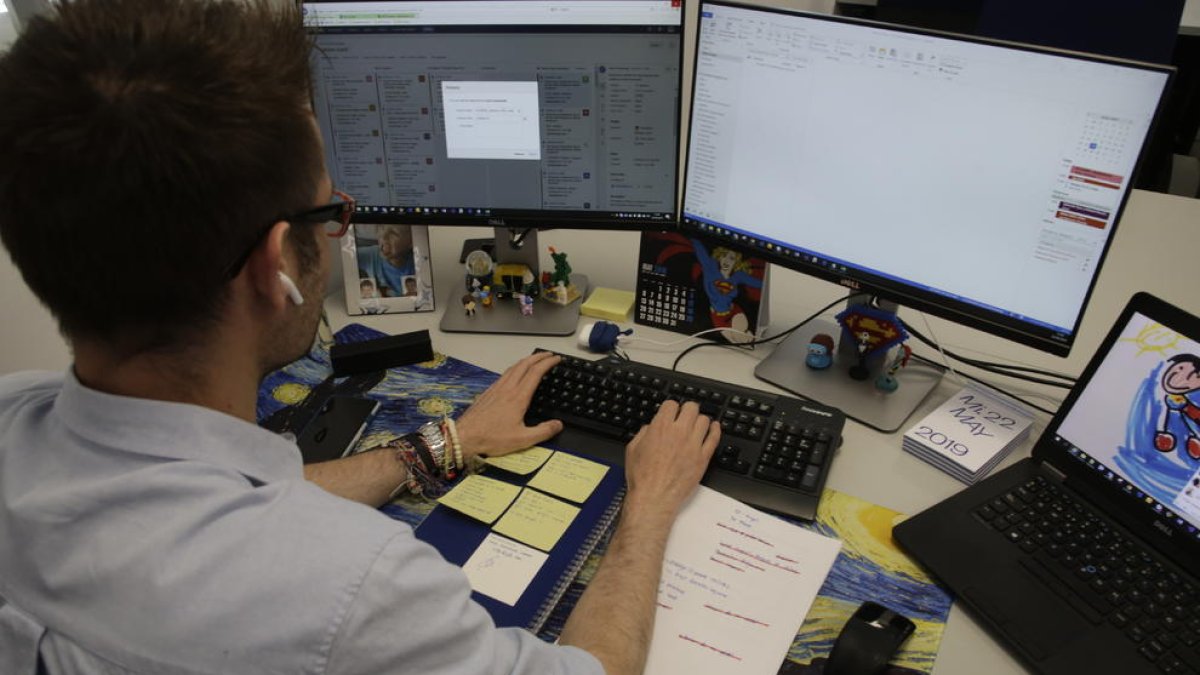 Un trabajador de GFT, trabajando desde un despacho en su domicilio.