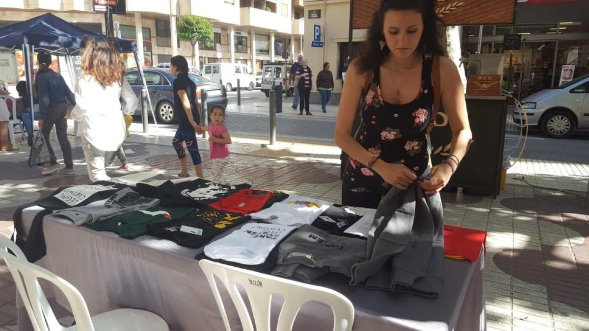La parada de la marca de ropa Top Manta, ayer en Balaguer.