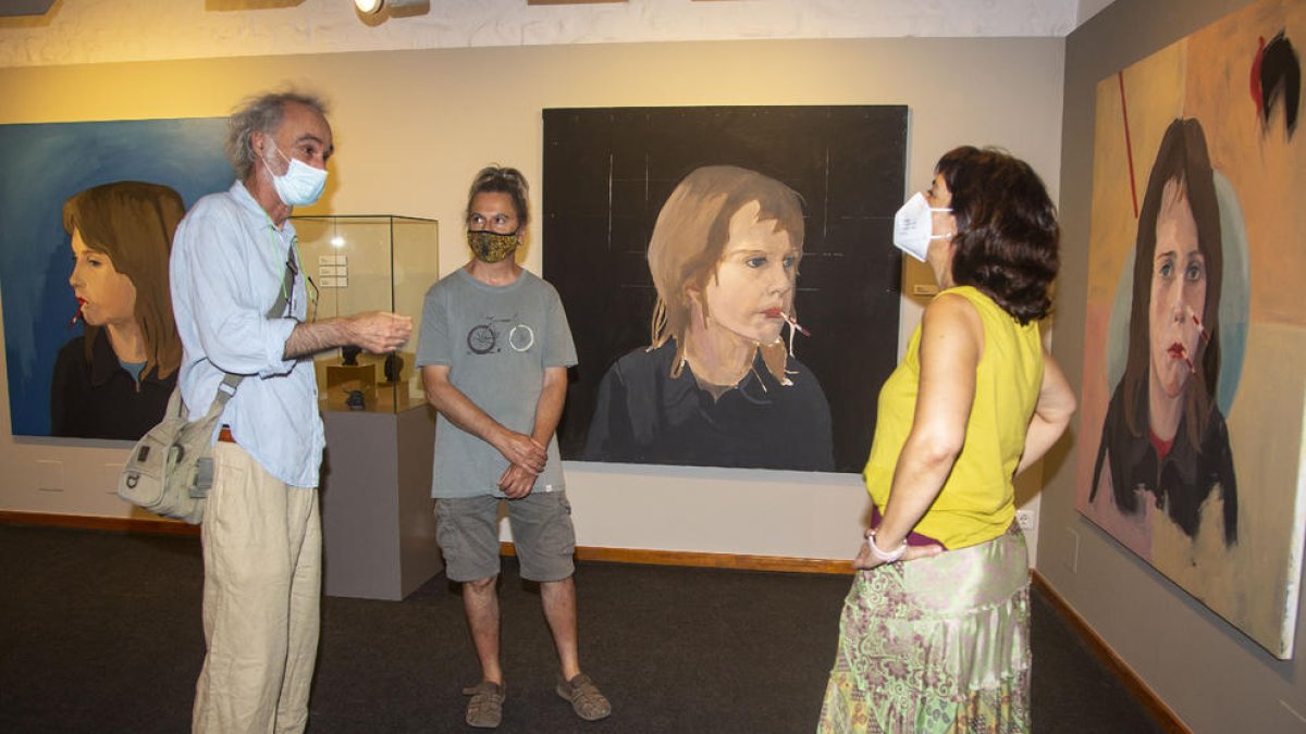 L’artista Georg Massanés (esquerra) i l’alcaldessa de Tàrrega, Alba Pijuan, ahir a l’exposició.