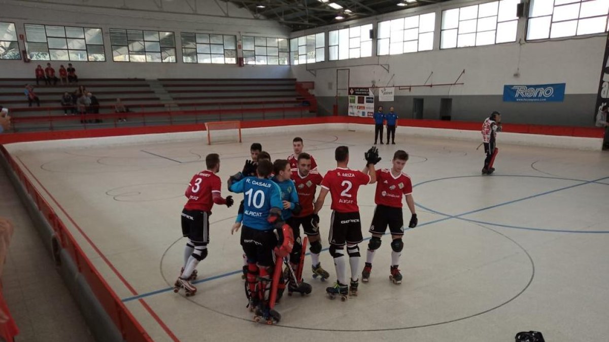 Els jugadors de l’Alpicat celebren la victòria diumenge passat a la pista de l’Arenys de Munt.