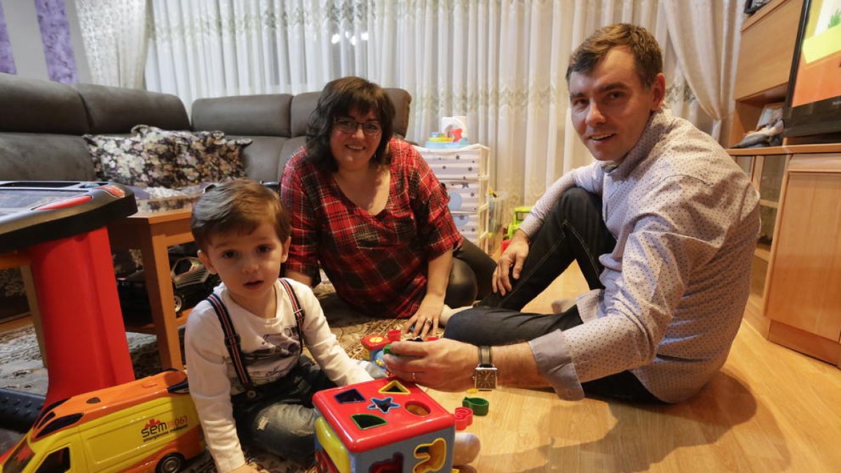 Flavia i Aurel Mornea, amb el seu fill, Andrei, a la seua casa de la ciutat de Lleida.