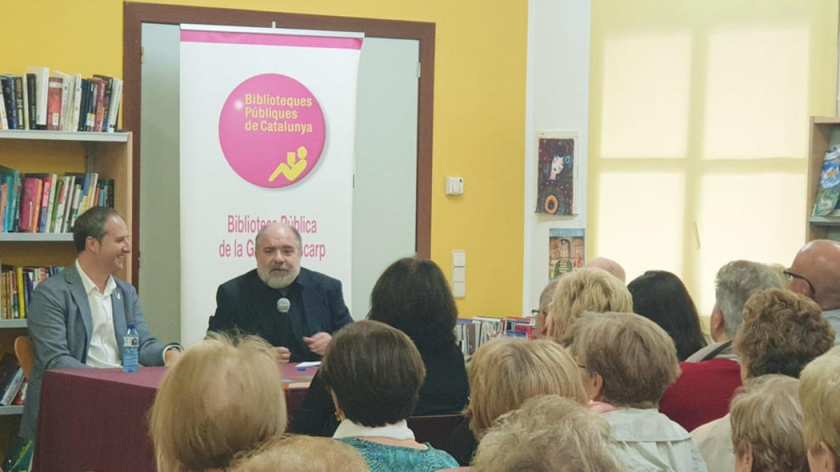El alcalde y Ferran Sáez, el domingo en la biblioteca de La Granja.