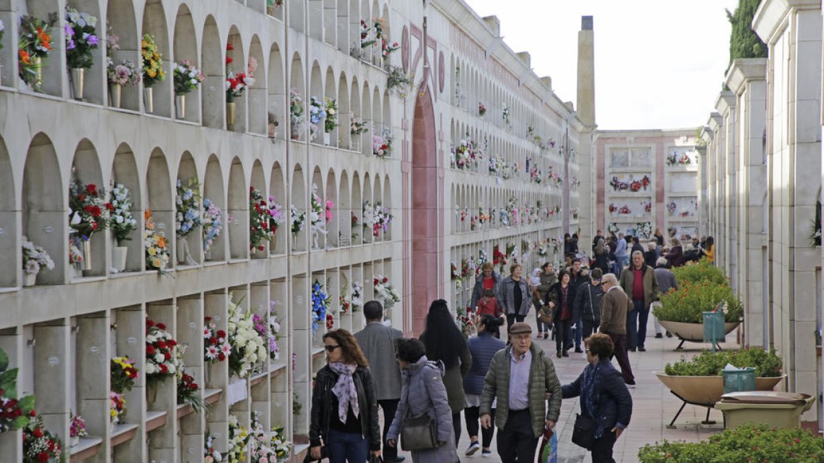 Visitants al cementiri de Lleida el dia de Tots Sants.