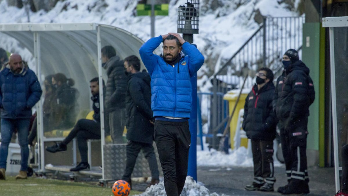 Gesto de desesperación de Molo, que no ha podido empezar el año con buen pie, después de la derrota que el Lleida sufrió ayer en Andorra.