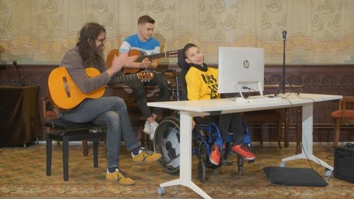 El músic Natxo Tarrés, en una activitat amb un nen discapacitat.