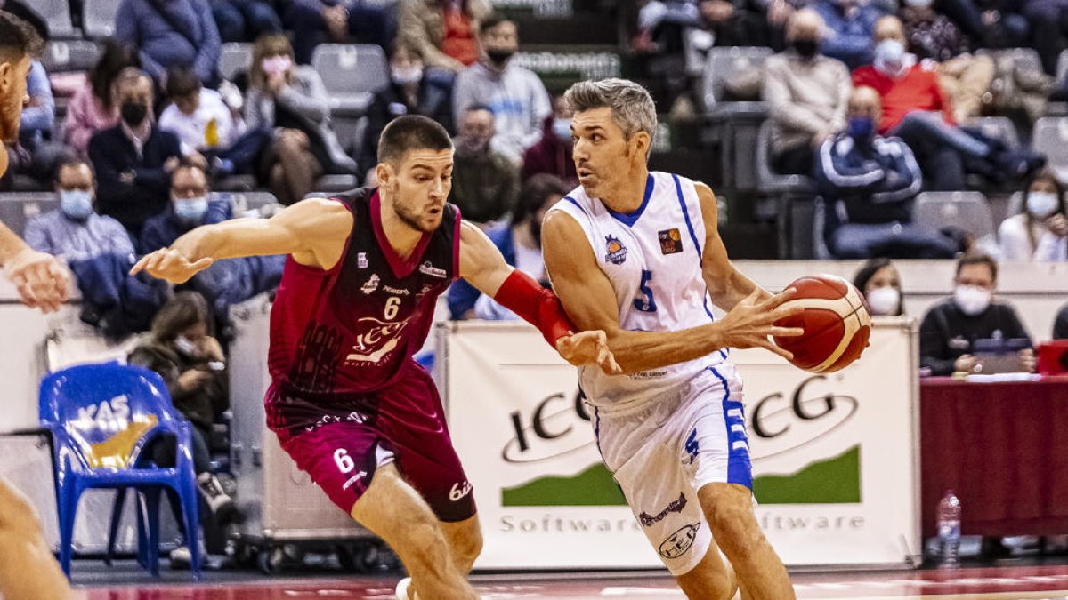 David Cuéllar defiende al veterano Carles Bivià.