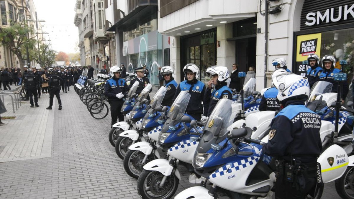 Imagen de agentes en formación durante la última celebración de Santa Cecília.