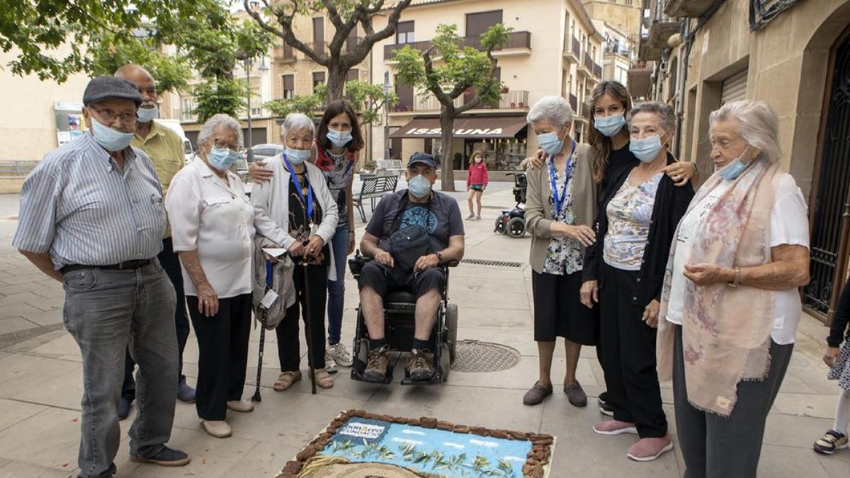 La alfombra que diseñaron ayer los mayores de la residencia de Guissona.