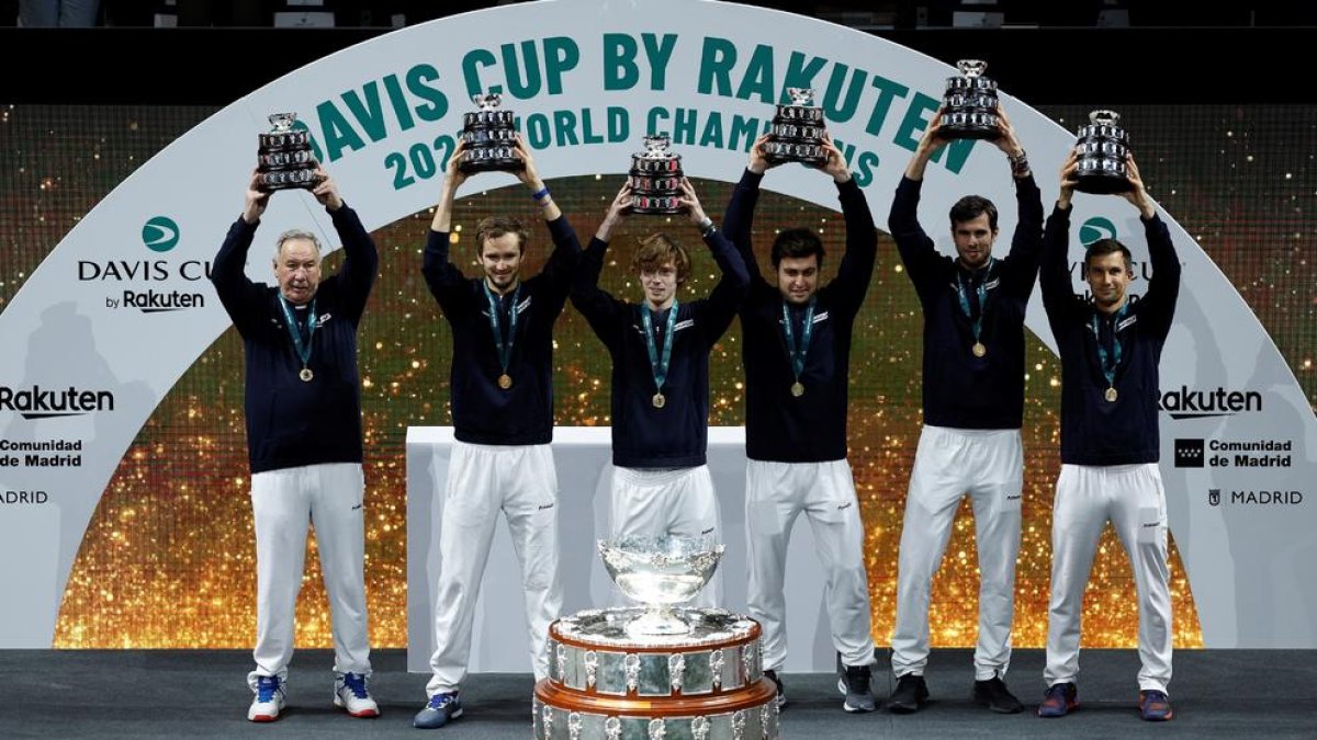 Jugadors i capità de l’equip rus posen amb els trofeus.