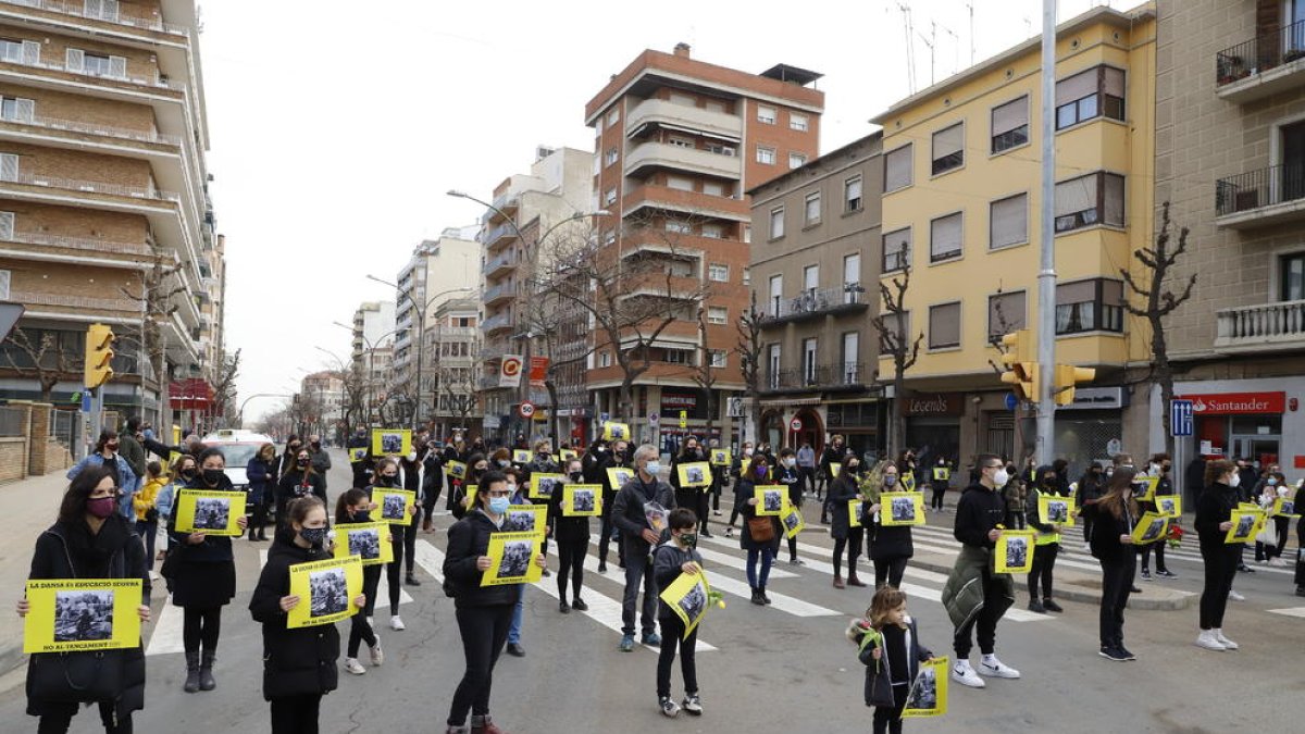 Las escuelas de danza se concentran en la plaza Ricard Viñes para exigir  al Govern su reapertura.