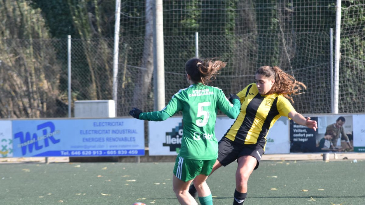 Una jugadora del Pardinyes colpeja la pilota durant el partit.