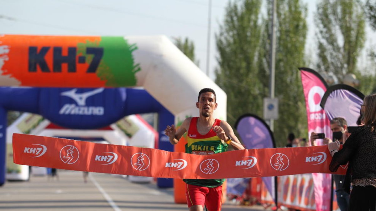 Lamdassem, en el moment de travessar la meta com a vencedor.