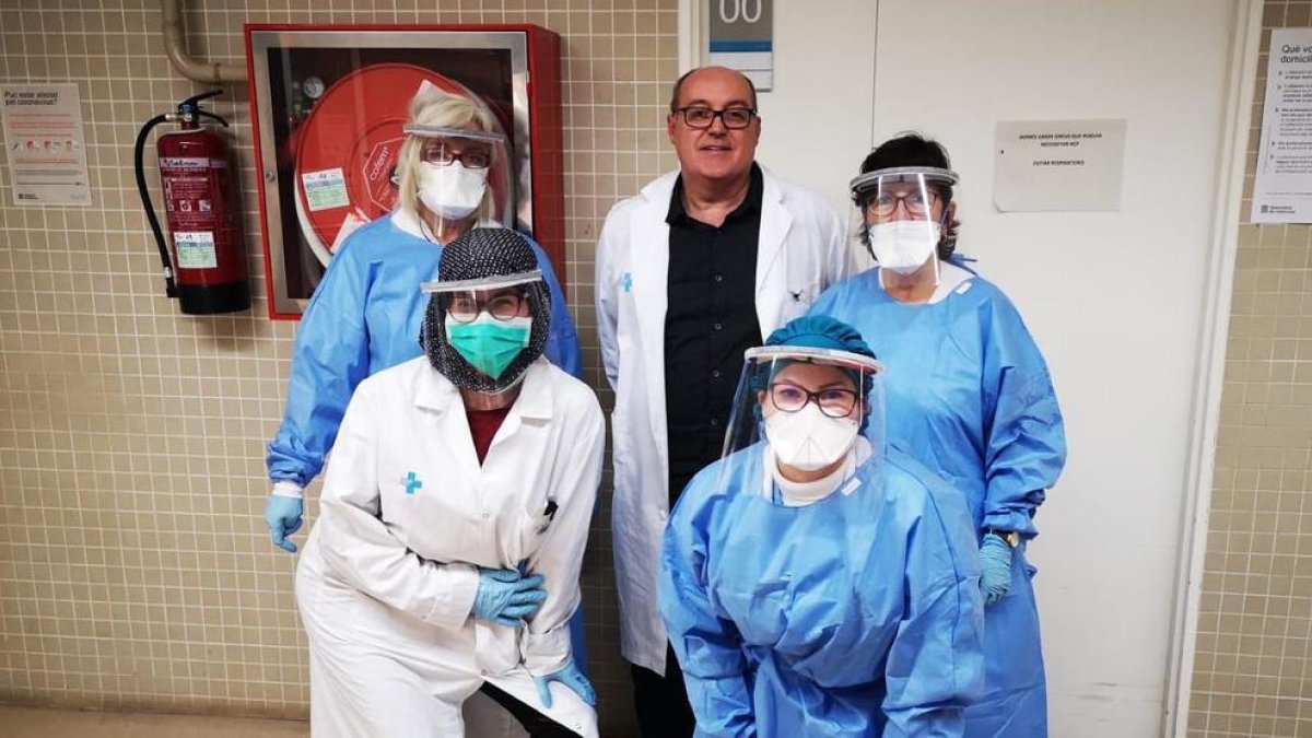 Personal sanitario con las viseras protectoras puestas.