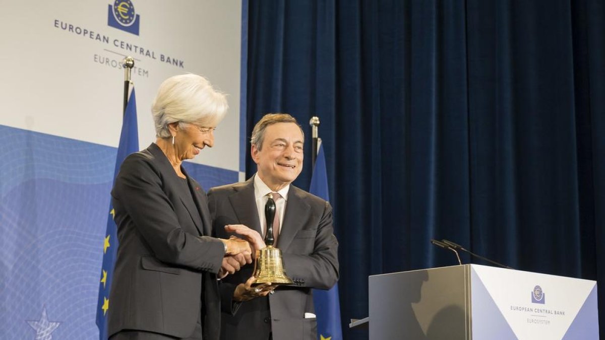 Draghi entrega el símbolo de la jefatura del BCE a Lagarde.