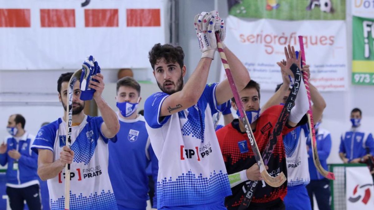 Els jugadors del Llista saluden l’afició ahir al pavelló de Bell-lloc a l’acabament del partit.
