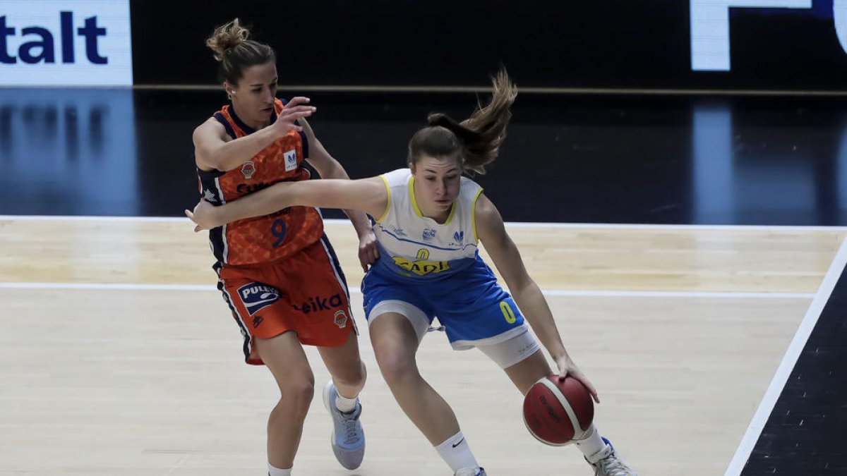 Laure Resimont supera Queralt Casas, la jugadora que va mantenir el València en molts moments.