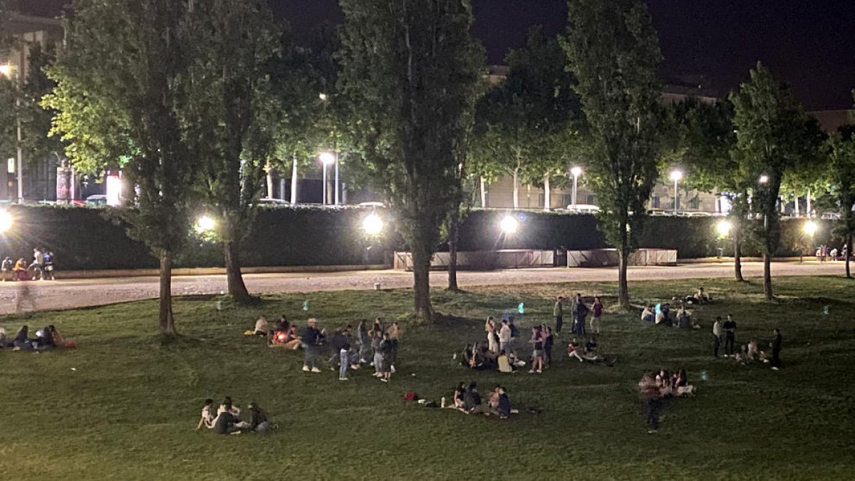 Jóvenes reunidos en la canalización por la noche, en una imagen de mayo.