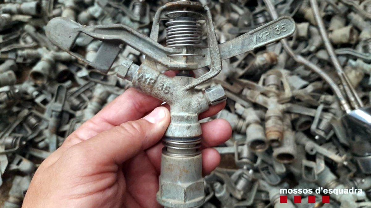 Detenido por robar más de 300 aspersores en tres explotaciones agrícolas de Lleida