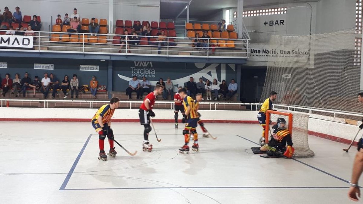 Una acción del partido de ayer entre el Tordera y el Lleida.Net Alpicat.