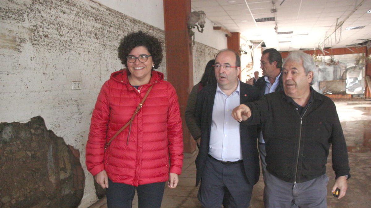 Miquel Iceta, visitant els desastres del temporal a Montblanc.