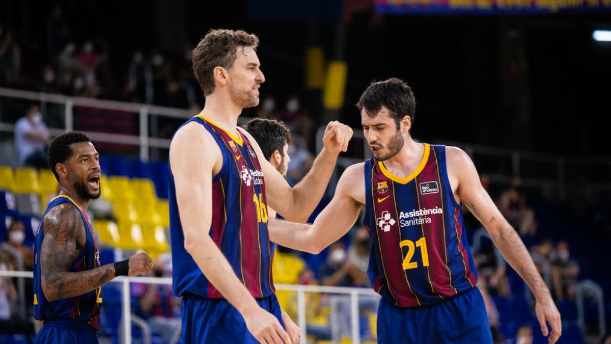 Pau Gasol i Álex Abrines celebren una cistella durant el partit amb la Penya.