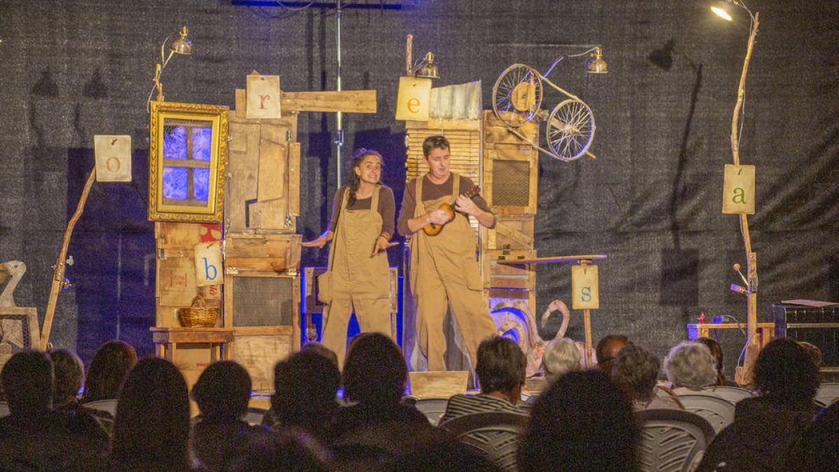 Zum Zum Teatre aixeca amb èxit el teló del 'Castellserà de Nit'