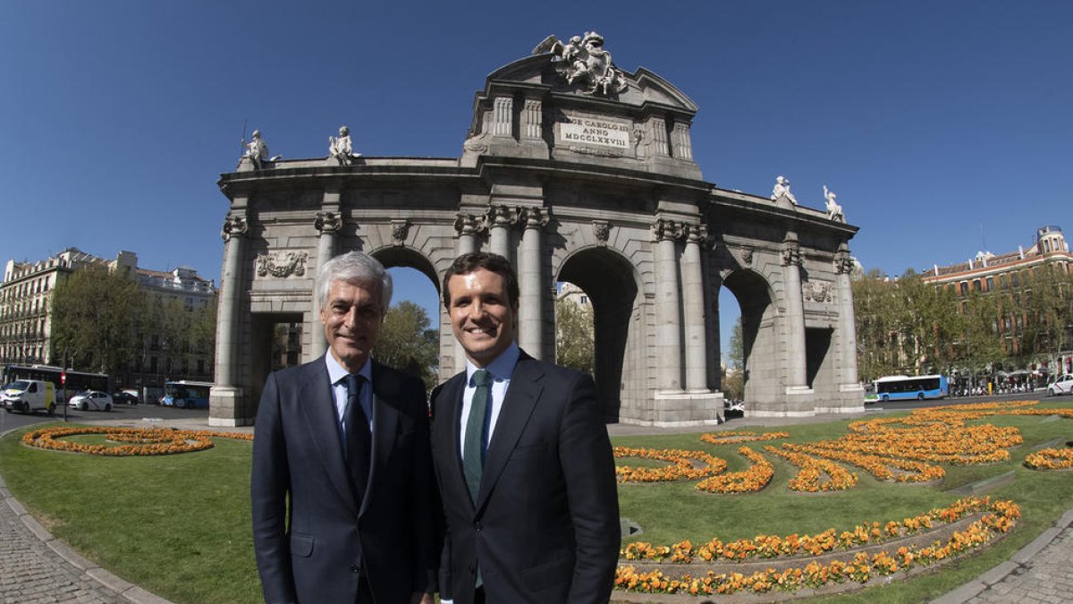 Suárez Illana i Casado, ahir, davant de la Puerta de Alcalá de Madrid, en un acte de partit.
