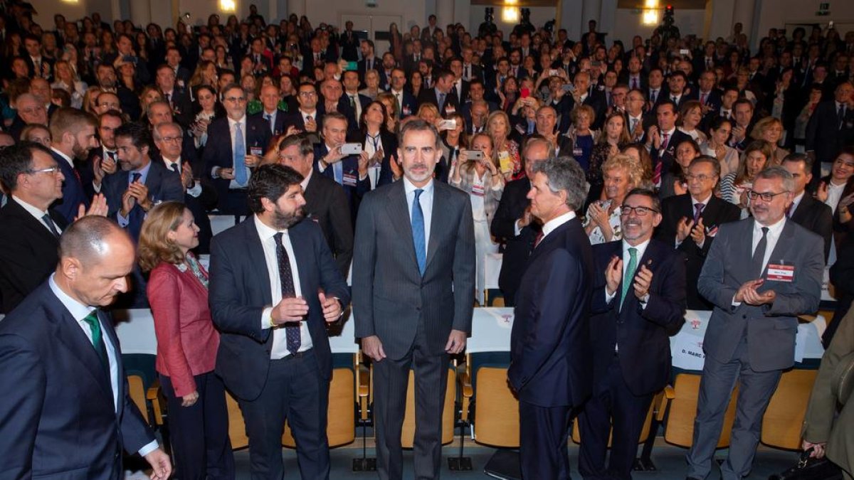 Felip IV, envoltat d’empresaris, ahir a Múrcia.