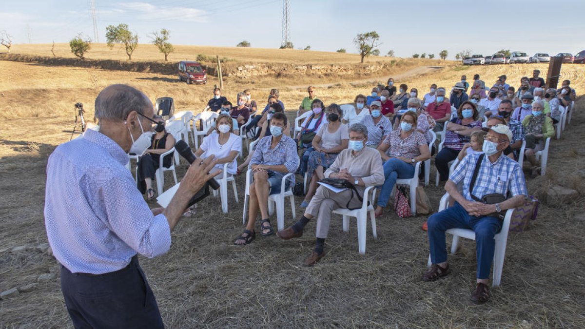 El poeta de Guissona Jordi Pàmias, durant l’acte d’homenatge a Josep Mora.