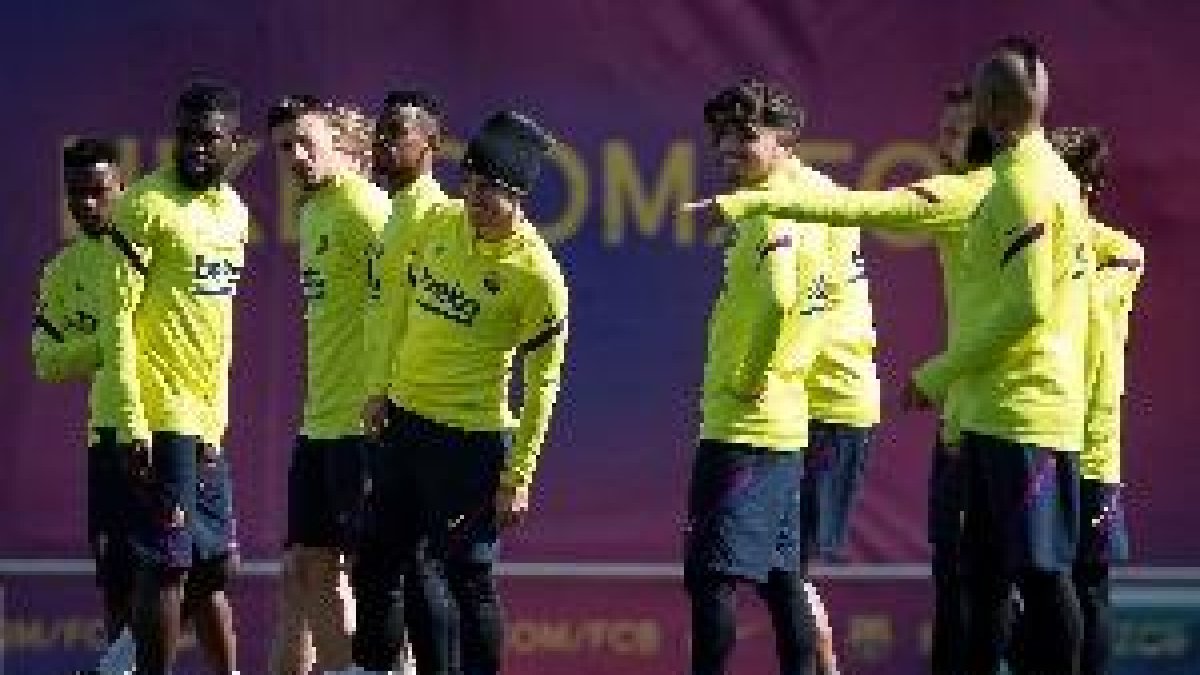 Los futbolistas del Barça aceptan una rebaja de sueldos del 70% y aportarán para que los empleados cobren el 100%