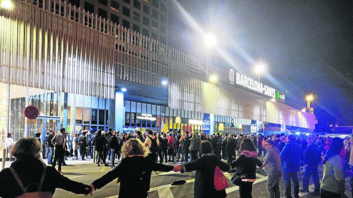 Cientos de personas bloquean el acceso mientras otras intentan formar una cadena humana.