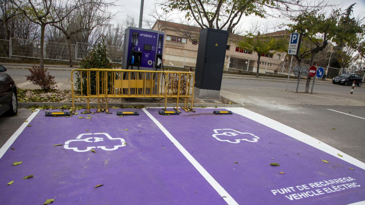 Es tracta d’estacions de càrrega semiràpida o ràpida.