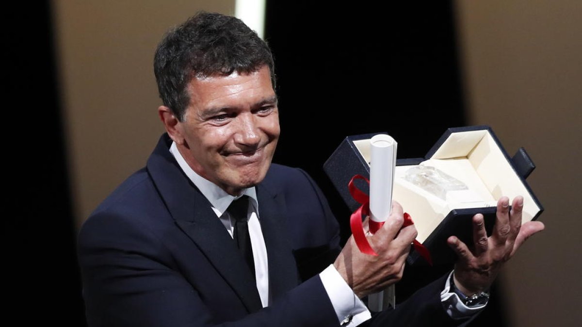 Antonio Banderas va rebre entre grans aplaudiments el premi al millor actor per ‘Dolor y gloria’.