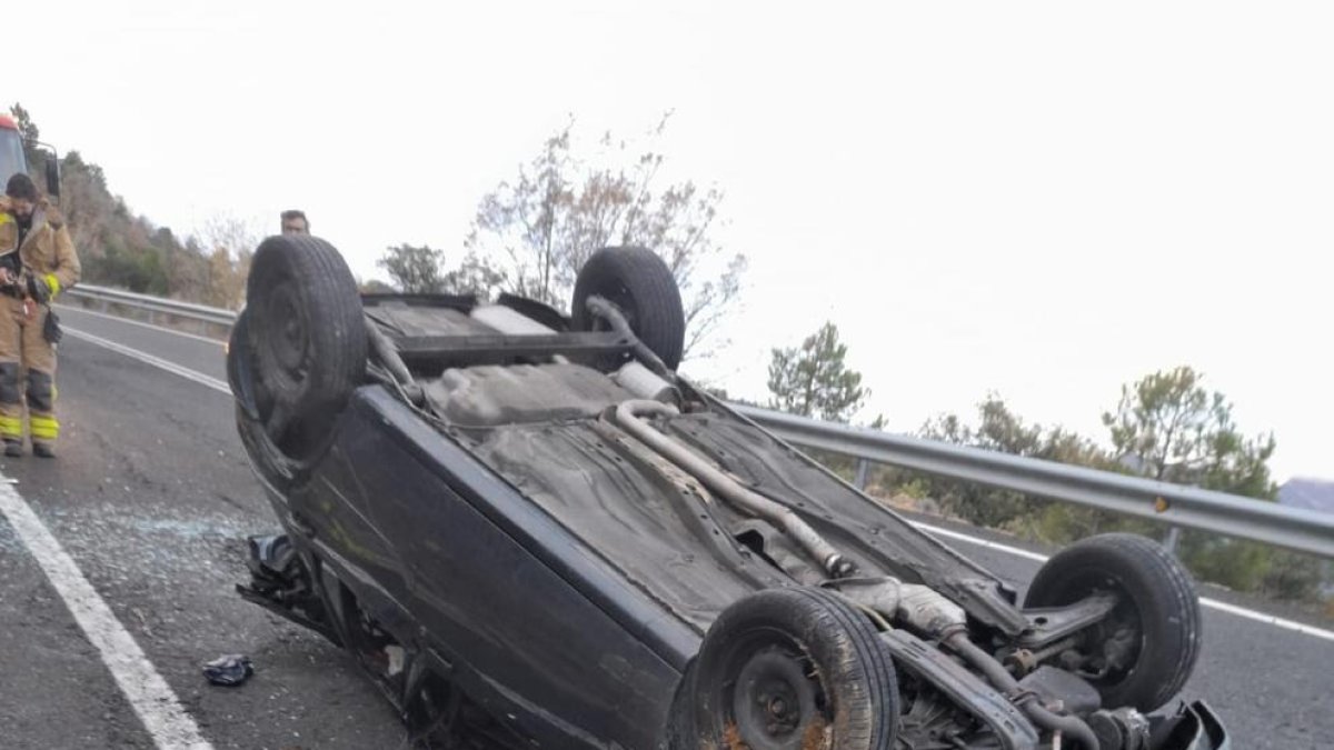 El gel a la C-1412b va provocar que aquest turisme bolqués.