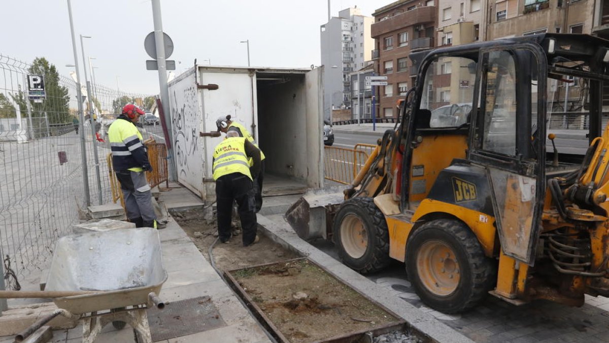 Arranquen les obres per eixamplar part de la parada de taxis de Renfe