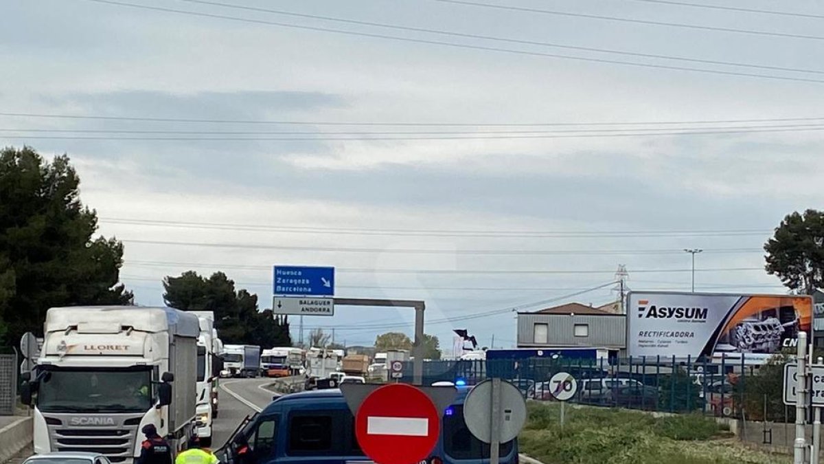 Control de los Mossos en la entrada del polígono industrial de Lleida