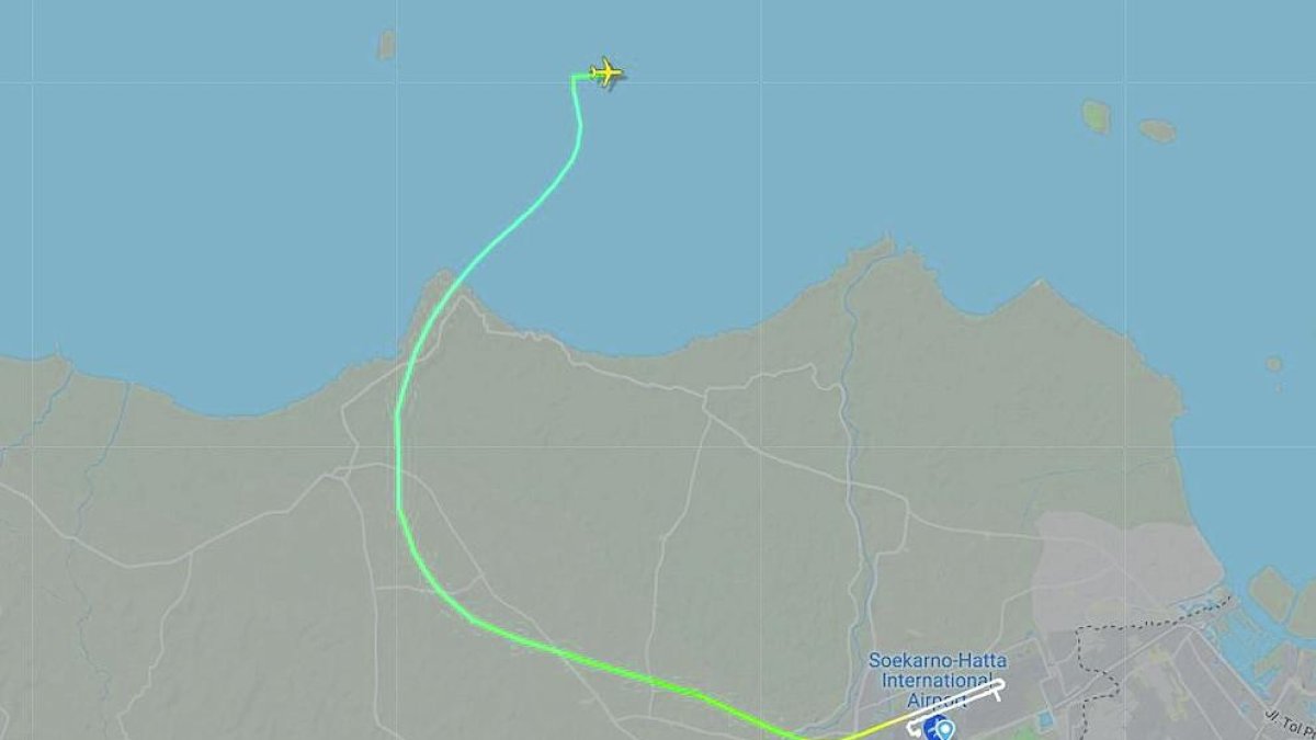 La trajectòria del vol de Sriwajaya abans de caure al mar.