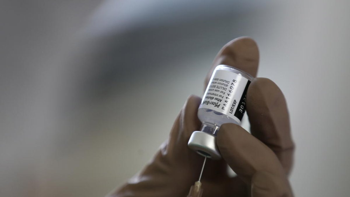 La efectividad de la vacuna Pfizer disminuye más rápido que la de AstraZeneca