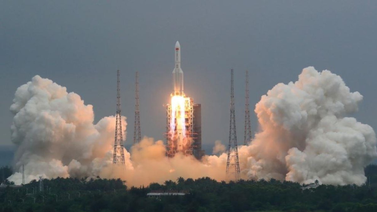 China niega riesgos por posible caída de restos de un cohete pesado