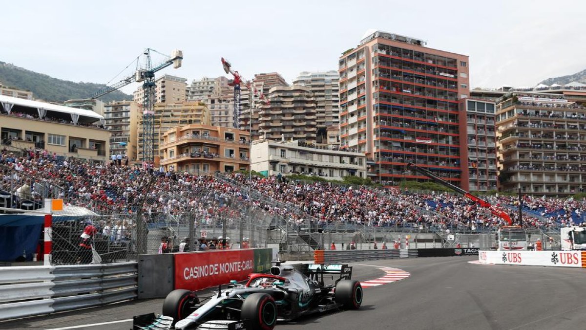 Lewis Hamilton condueix el seu Mercedes durant la sessió de qualificació del Gran Premi de Mònaco.
