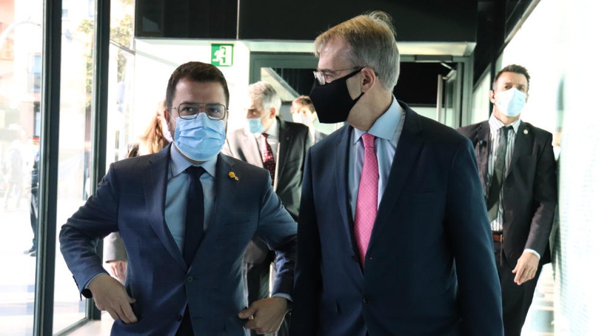 Aragonès amb el degà del Col·legi d’Economistes, Oriol Amat.