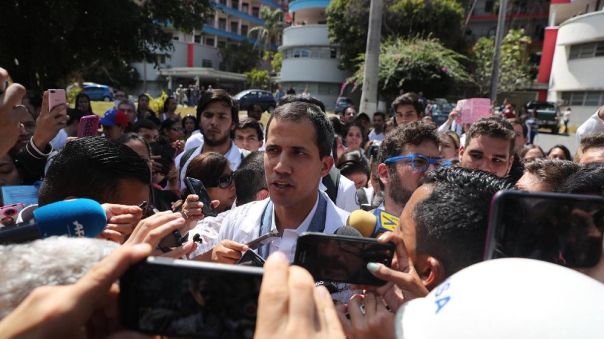 L’autoproclamat president, al centre, va participar en una de les mobilitzacions que van tenir lloc a Caracas.